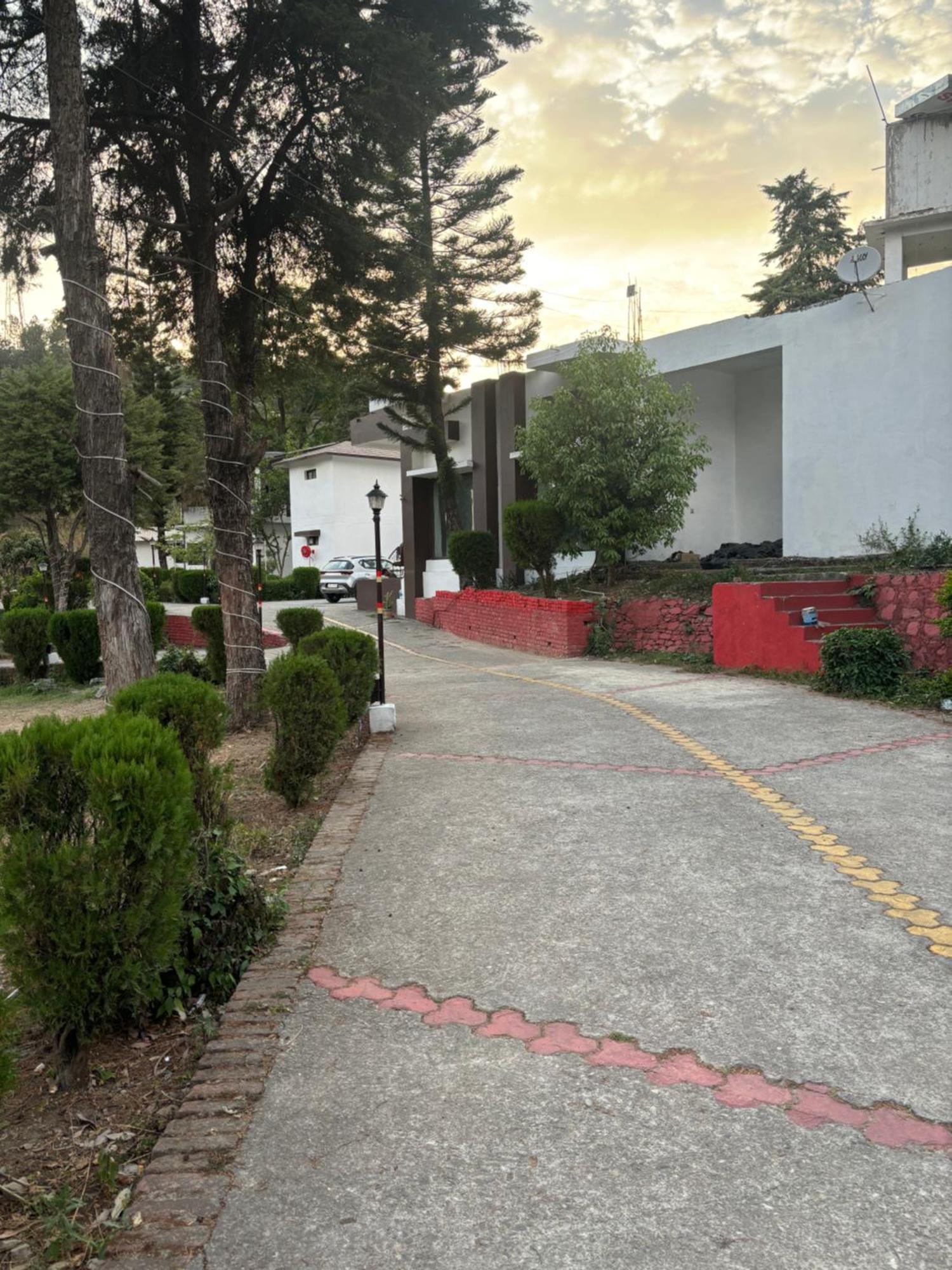 Shikha Resort Ewentbliz Bhimtal Bagian luar foto